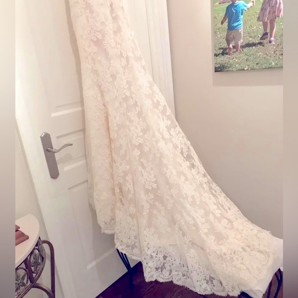 Vera Wang Lace Strapless Wedding Gown - Picture 5 of 7